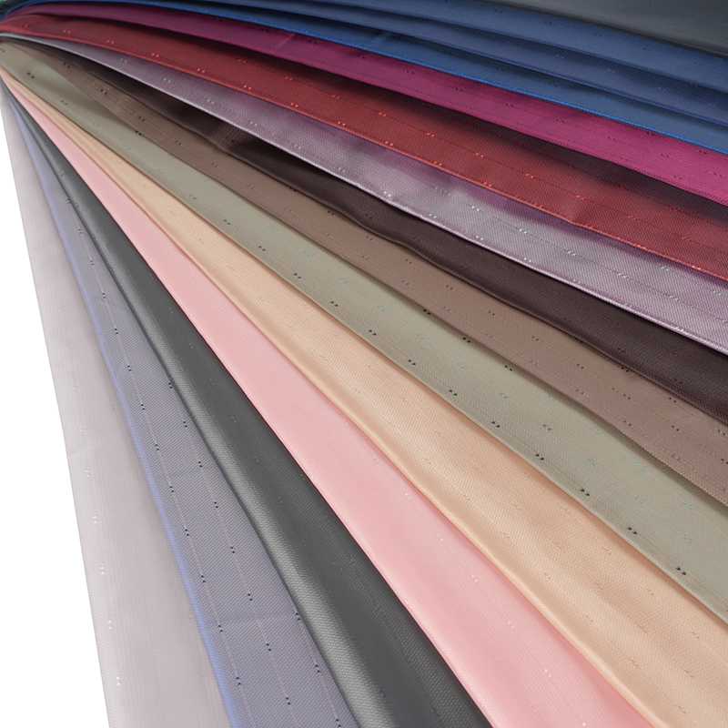 Polyesterový žakár s vlnitými pruhmi s bielym vláknom