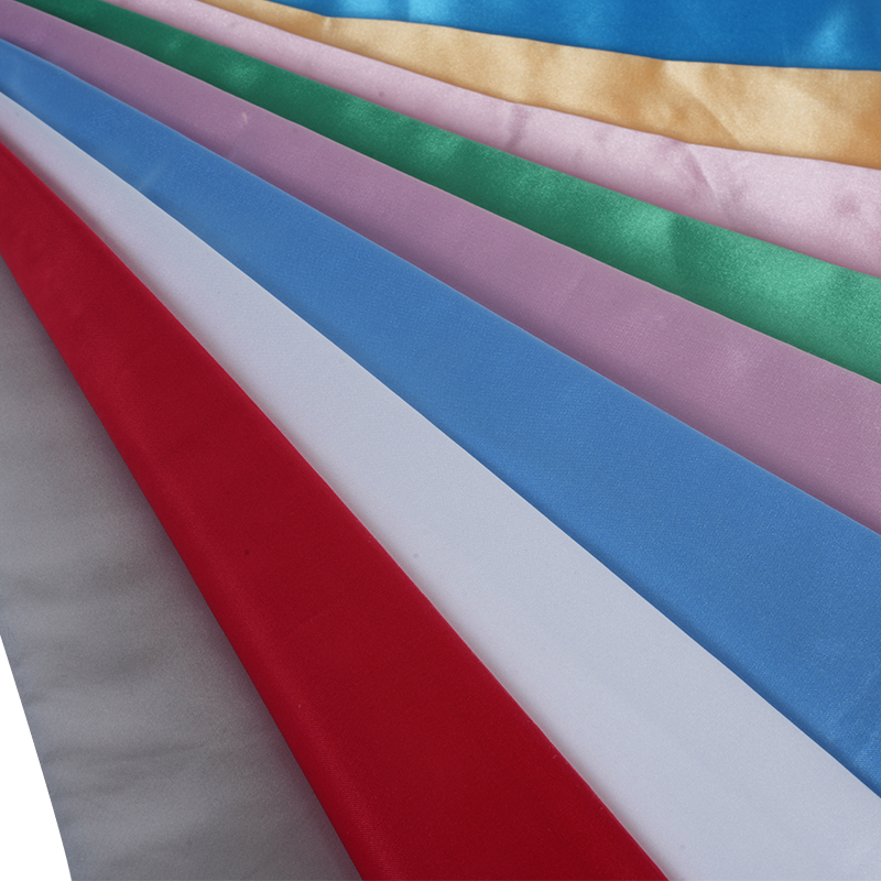 50/75 Lesklý neskrútený satén + tenká tkanina s pádlom na vrchu