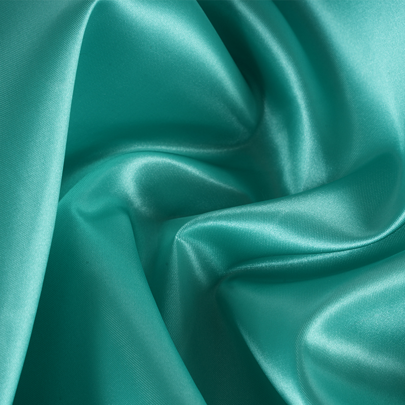 50/75 Lesklý neskrútený satén + tenká tkanina s pádlom na vrchu