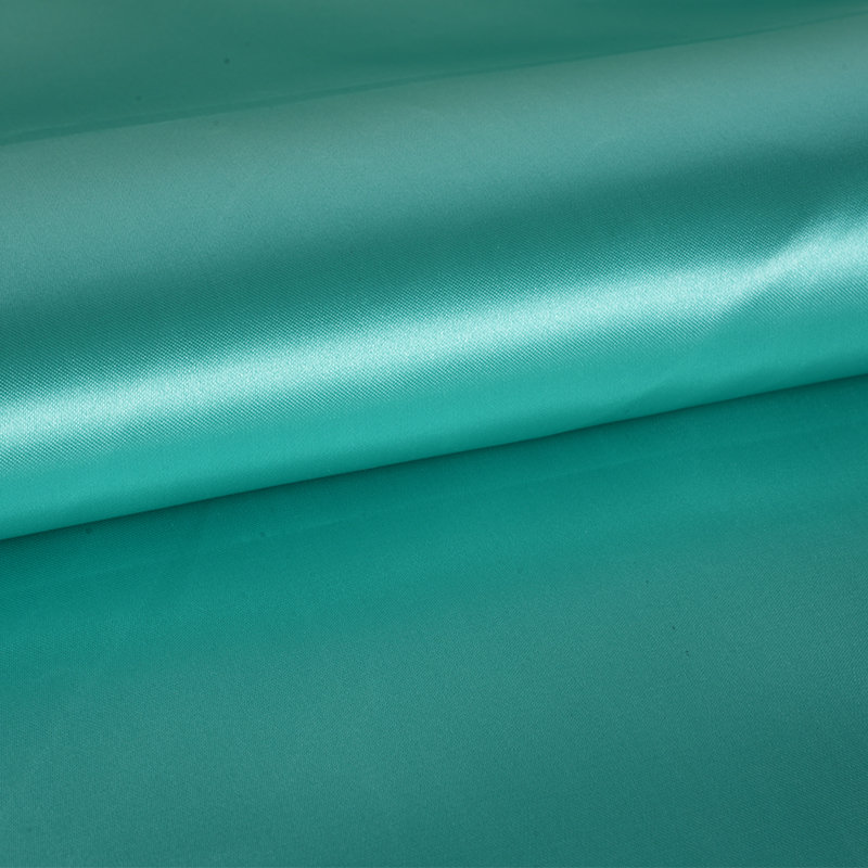 50/75 Lesklý neskrútený satén + tenká tkanina s pádlom na vrchu