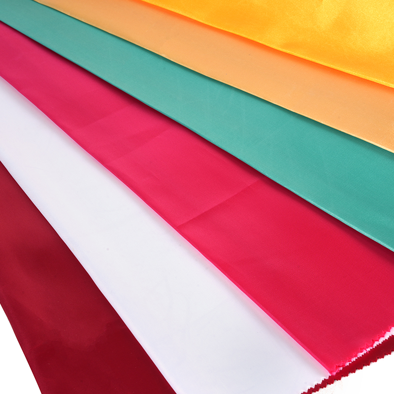 50/75 Lesklý neskrútený satén + tenká tkanina s pádlom na vrchu