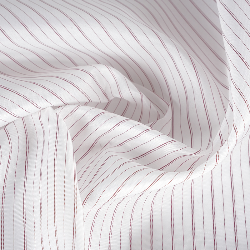 Pruhovaná podšívka rukávov zo 100% polyesteru