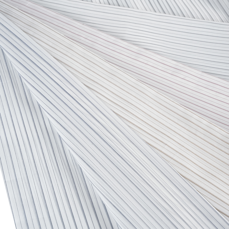 Pruhovaná podšívka rukávov zo 100% polyesteru